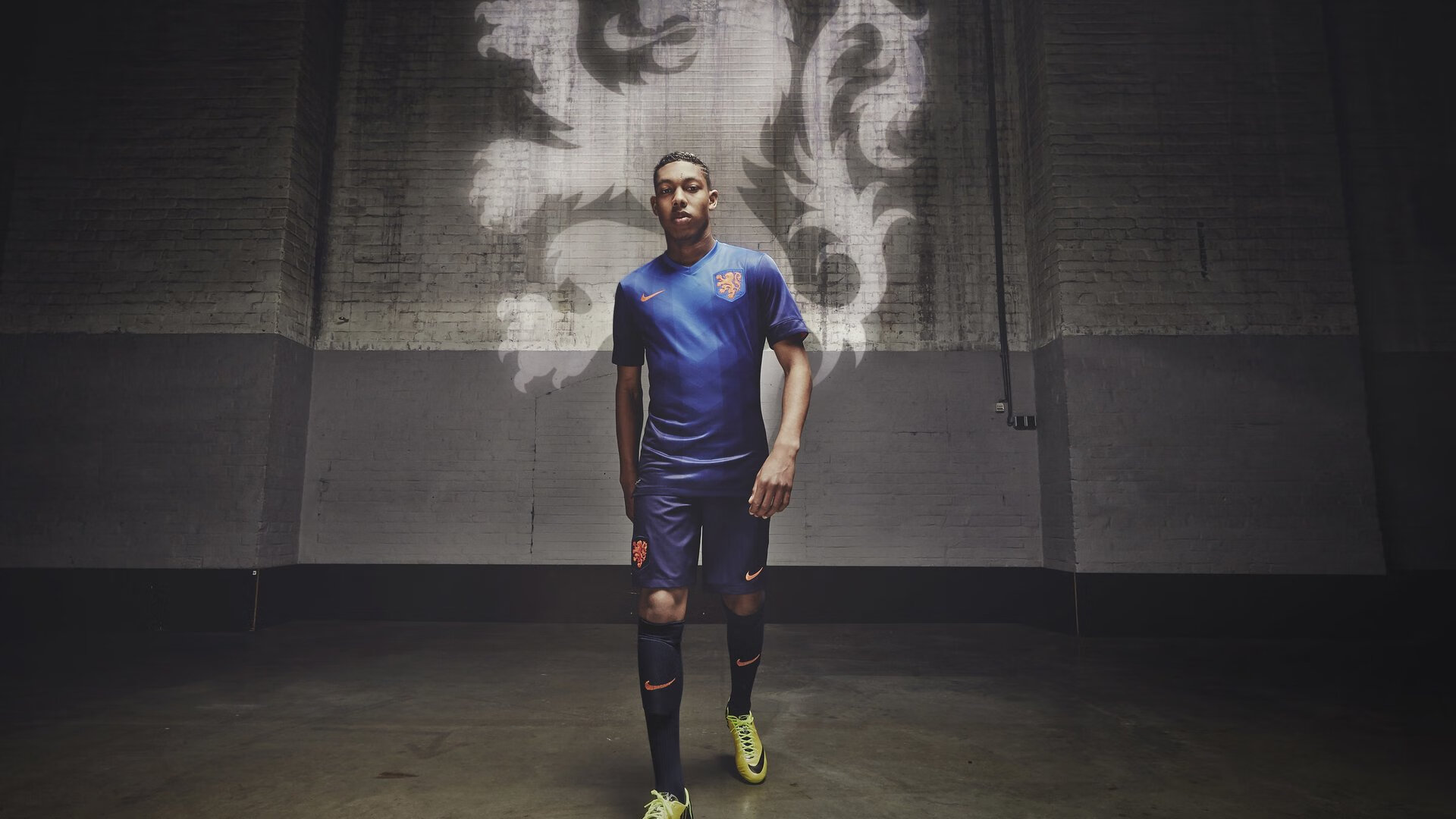 “中超联赛观众席座无虚席，足球魅力不断扩大”，中超观众人数限制