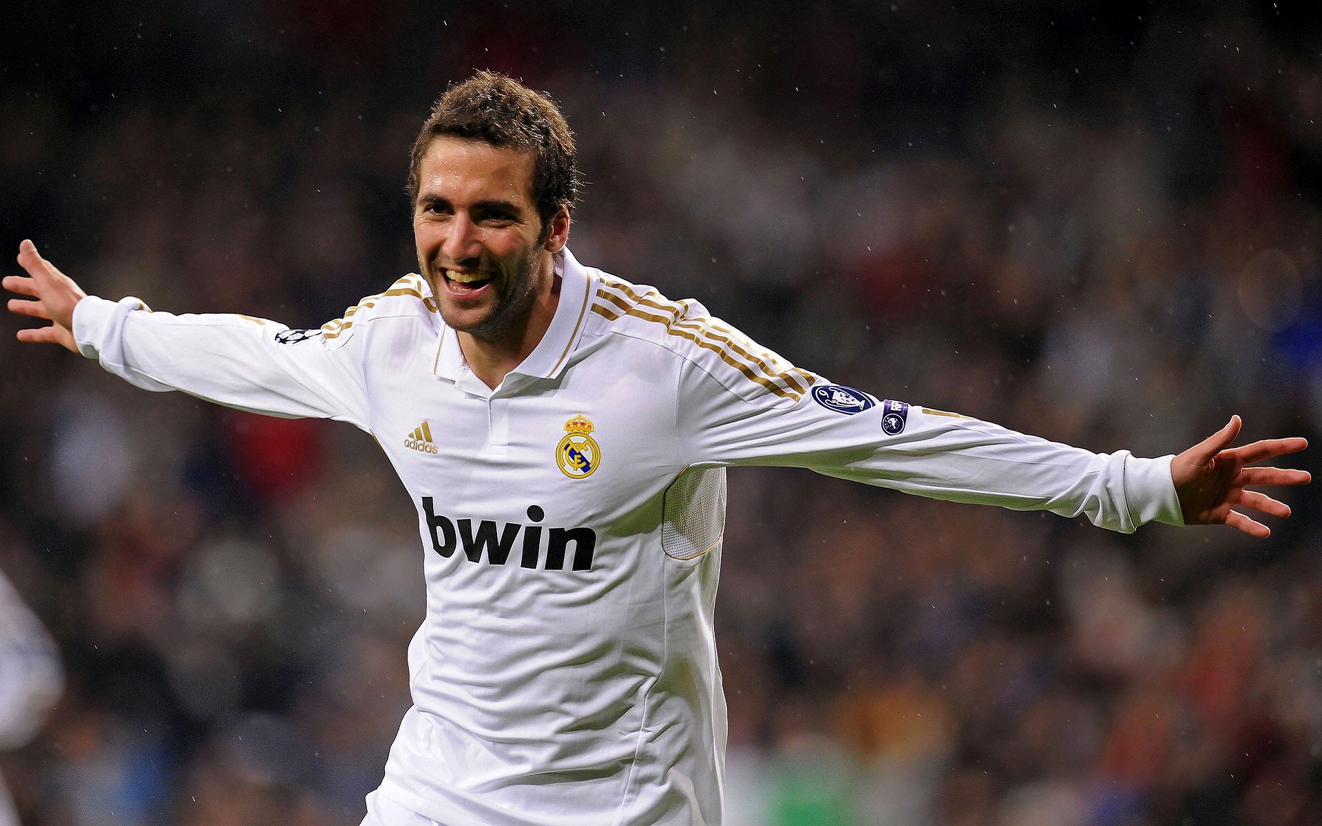 强强碰撞：球场上的精彩瞬间令人热血沸腾，冲撞强强